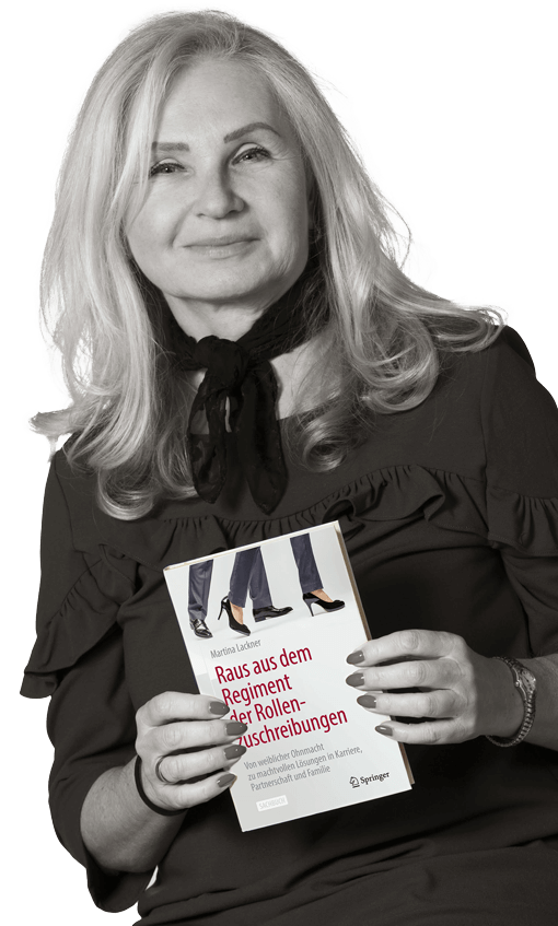 Martina Lackner mit Buch
